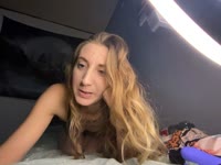 Hey jij... nieuwsgierig naar meer? Een 28-jarige geile moeder en alles behalve de standaard MILF. Klein en slank, maar 100% naturel... en ik hou ervan om bekeken te worden. Mijn spel is simpel: jou plagen tot je het niet meer houdt... laat mij je dag wat heter maken. In privéchat ga ik topless, wil je mij helemaal naakt zien en samen met mij spelen? Dan moet je naar VIP gaan.
