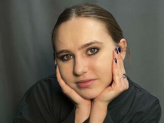 nude webcam girl AlanaHowlett