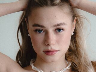 topless webcamgirl BrittaniBrogren