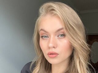 live cam show ElaraBrooks