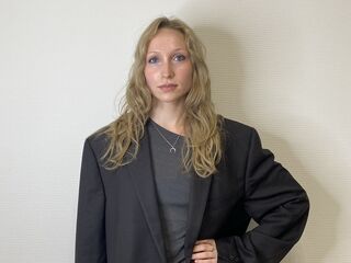 naked girl with webcam masturbating with vibrator IrinaVelzeboer