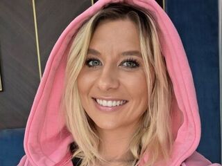 hot cam girl fingering shaved pussy KaylinJan