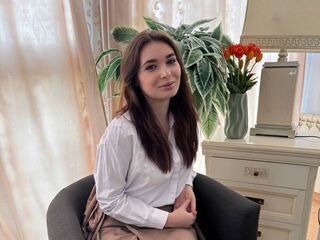 camgirl fingering shaved pussy QueenieHails