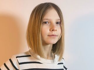 naughty camgirl fingering shaved pussy RosanaGabbard