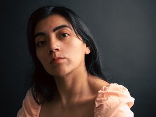 cam girl playing with dildo TessaBisou